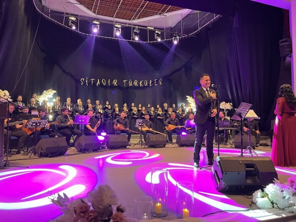 Dr. Seyit Hisoğlu, sağlık çalışanları konserinde sahne alarak izleyenlerden tam not aldı. - MAGAZİN