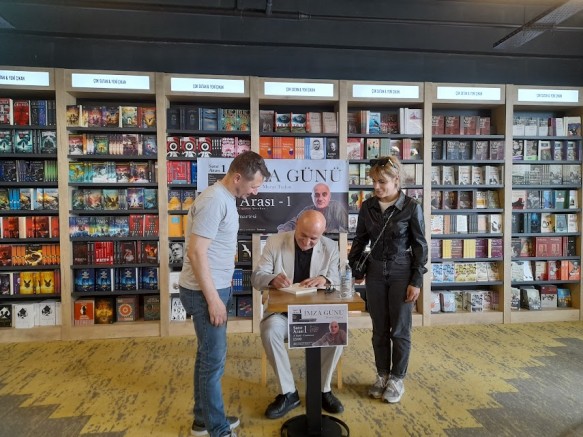 Gazeteci-Yazar Murat Taşkın yeni kitabı 'Satır Arası 1'  için imza günü düzenledi - KİTAP