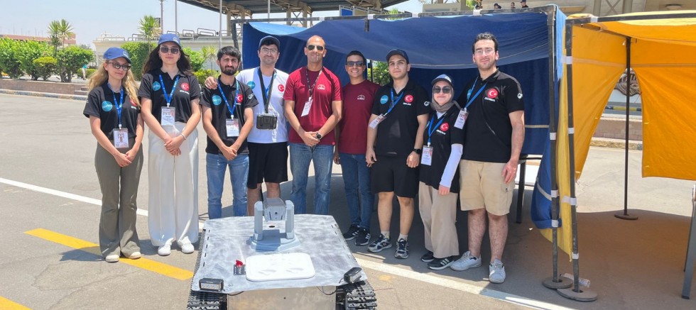 KTÜ’lü Öğrenciler, Mısır’da Ay Yıldızlı Bayrağı Dalgalandırdı - TEKNOLOJİ