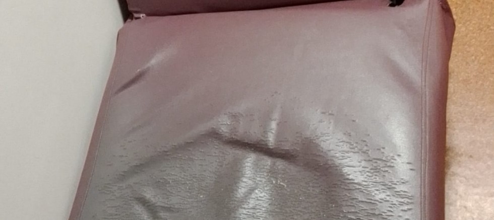 Refakatçi koltuklarının kırık oluşu hasta yakınlarını isyan ettiriyor! - SAĞLIK