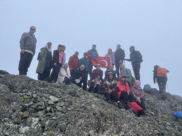 Trabzon Doğa-Tarih Derneği üyeleri 3082 metre yüksekliğindeki Deveboynu zirvesine Türk bayrağımızı dikti. - SAĞLIK